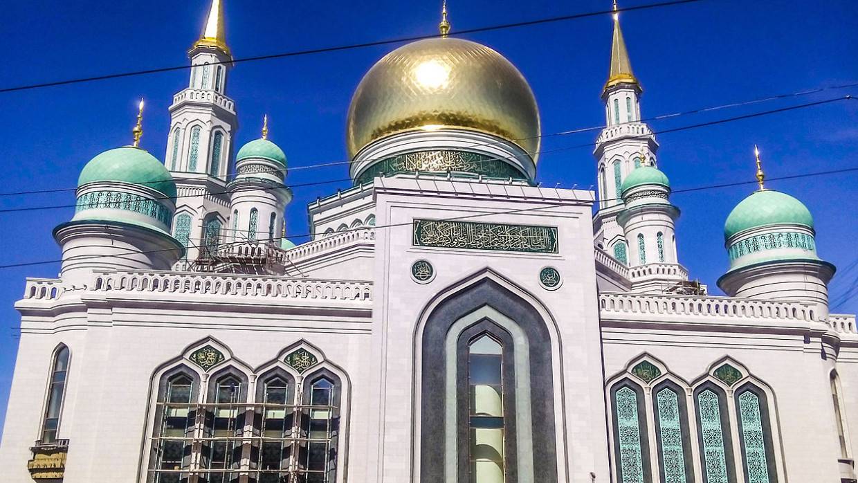 СК возбудил дело после фотосессии в нижнем белье напротив мечети в Москве