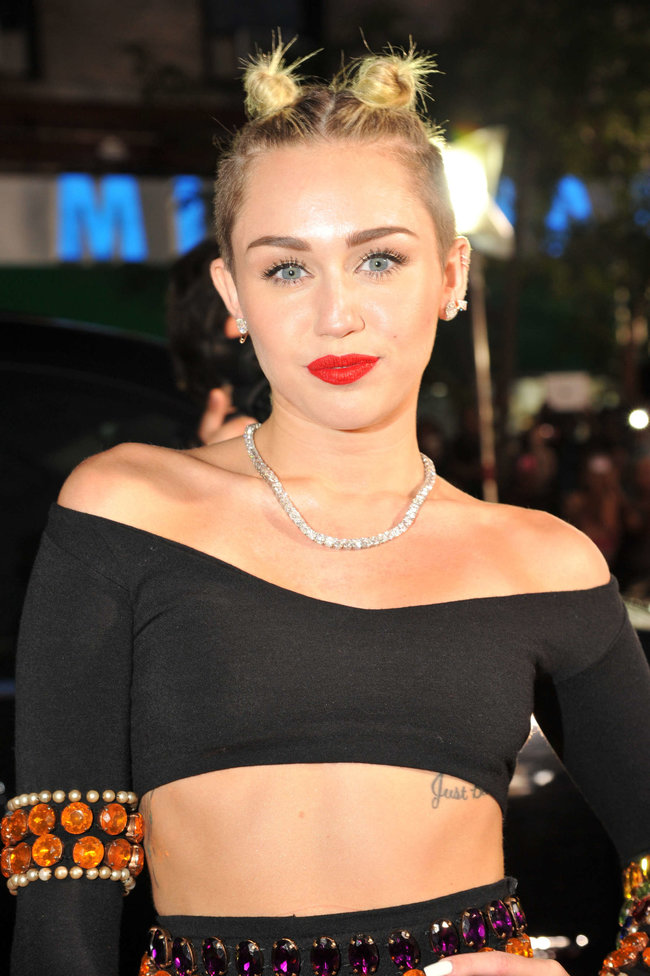 «MTV Video Music Awards 2013» в Бруклине: скандальное выступление Майли Сайрус: miley-cyrus-pictures-hot-vma-2013-mtv-performance--38_Starbeat.ru