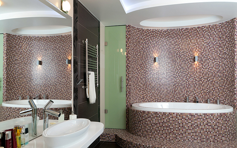 <p>Автор проекта: архитектурно-строительная компания «Легэ-Артис». Фотограф: Андрей Хроленок. </p>
<p>В этой ванной комнате мозаичные облицовки использованы по максимуму. Дорогой мозаикой отделаны стены, пол и бортики круглой ванны. </p>