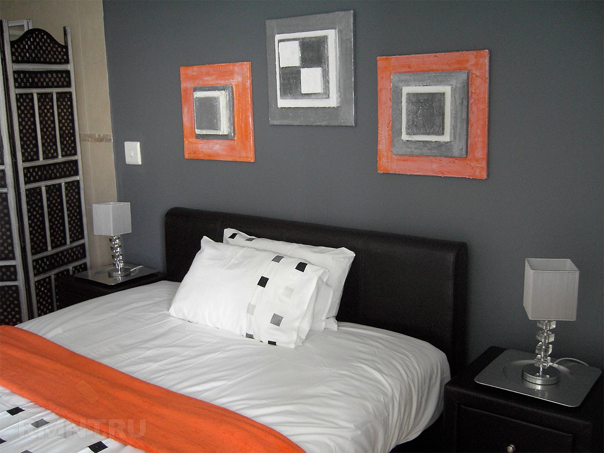 Серо-оранжевая спальня