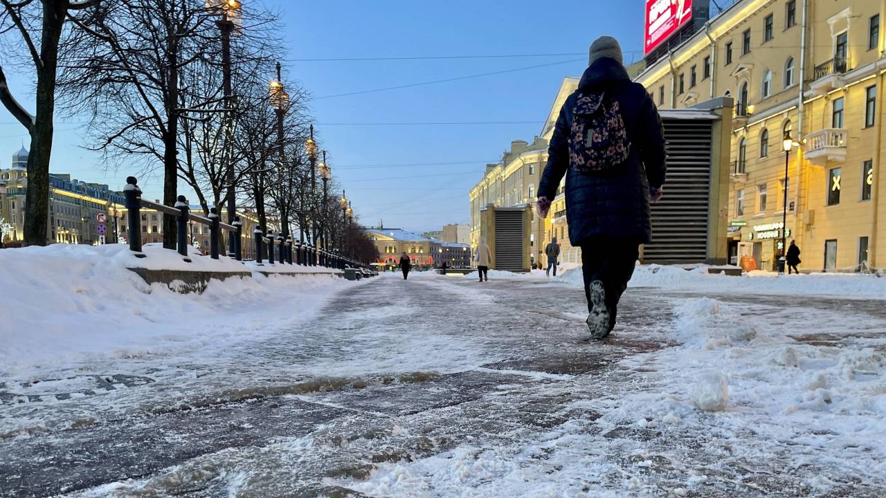 Тепло санкт петербург. Гололед на улицах Питера зимой. Ледяные дороги в Петербург. Лед на улице. Скользкий двор.