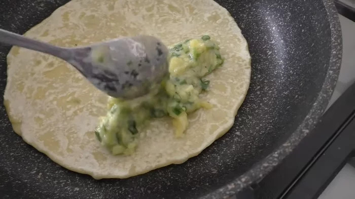 Взбейте зеленый лук с яйцом и вы останетесь довольны. Готовим вкуснейшие лепешки с начинкой лепешки, тесто, масло, можно, начинка, смесь, Перемешали, готоваТесто, делим, восемь, Когда, добавляем, частей, формируем, колобки, Каждую, заготовку, колобок, яичную, натрем