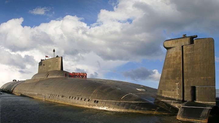 КОНЕЦ СЛУЖБЫ: РОССИЯ ОТКАЗАЛАСЬ ОТ САМОЙ БОЛЬШОЙ АТОМНОЙ ПОДЛОДКИ "ДМИТРИЙ ДОНСКОЙ"