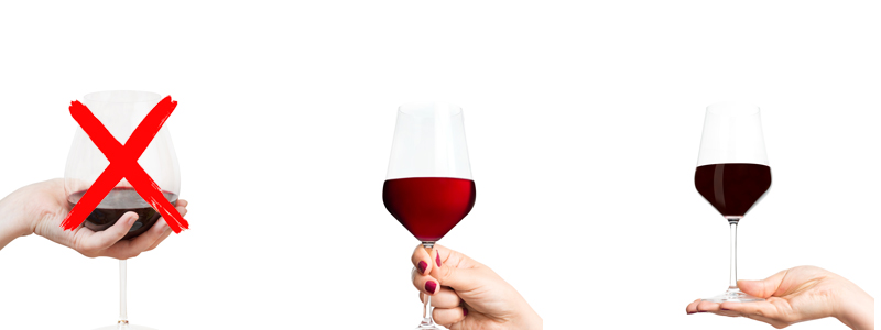 Как правильно держать бокалы этикет. Как правильно держать бокал. Держит бокал с вином. Как правильно держать бокал ссвином. Как правильно держать бокал вина.