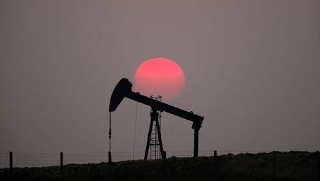 The sun sets behind an oil pump outside Saint-Fiacre, near Paris, France March 28, 2019. REUTERS/Christian Hartmann