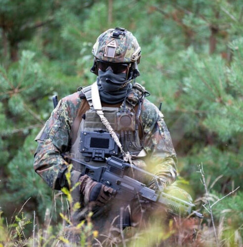 Оснащение IdZ-ES через нагрудный интерфейс дает доступ к системам связи, передачи данных и ситуационной осведомлённости.