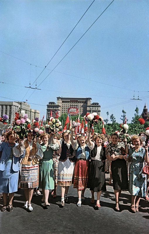 Праздничная Первомайская Москва. Бочинин Анатолий Николаевич, 1955 год Госкаталог, Огонек, СССР