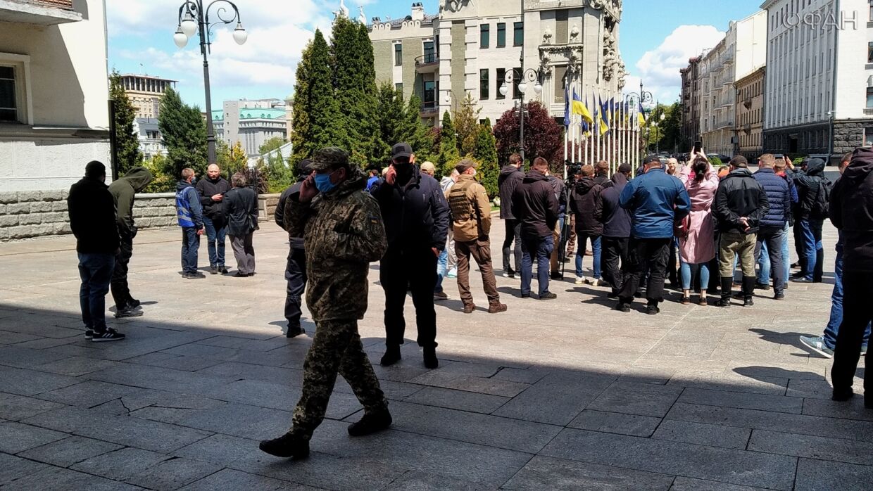 Сотни националистов протестуют в Киеве против «капитуляции в Донбассе»