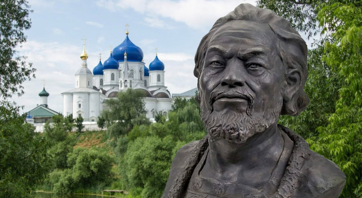 Скульптура Андрея Боголюбского на фоне Владимира