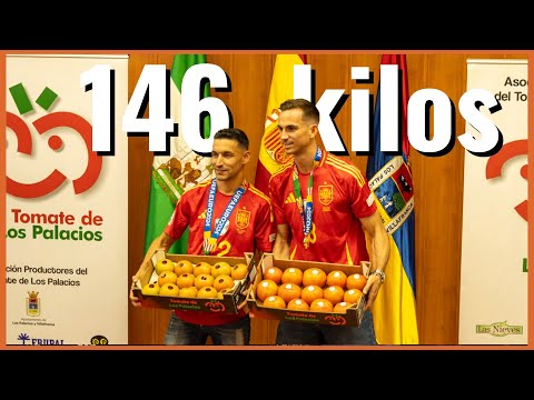 Навас получил 65 кг томатов в честь победы Испании на Евро, Руис – более 83. Это традиция в их родном городе