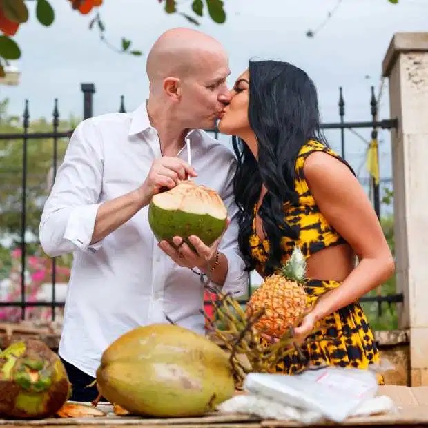 Любовь без границ: пара с 23-летней разницей в возрасте обручилась через месяц после знакомства