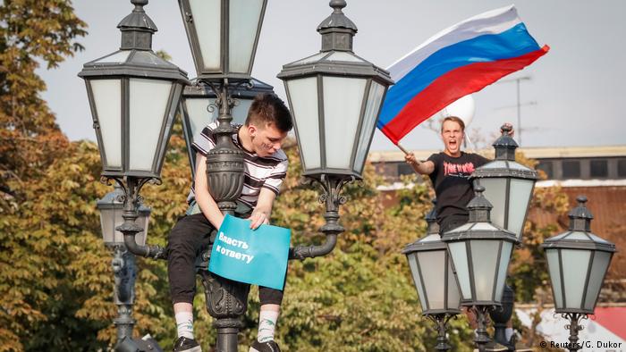 Подростки в Москве участвуют в акции протеста против пенсионной реформы, сентябрь 2018 года