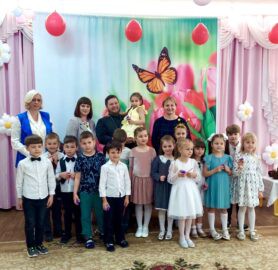 Иерей Алексей Поляков поздравил воспитанников детского сада №4 с праздником Пасхи.