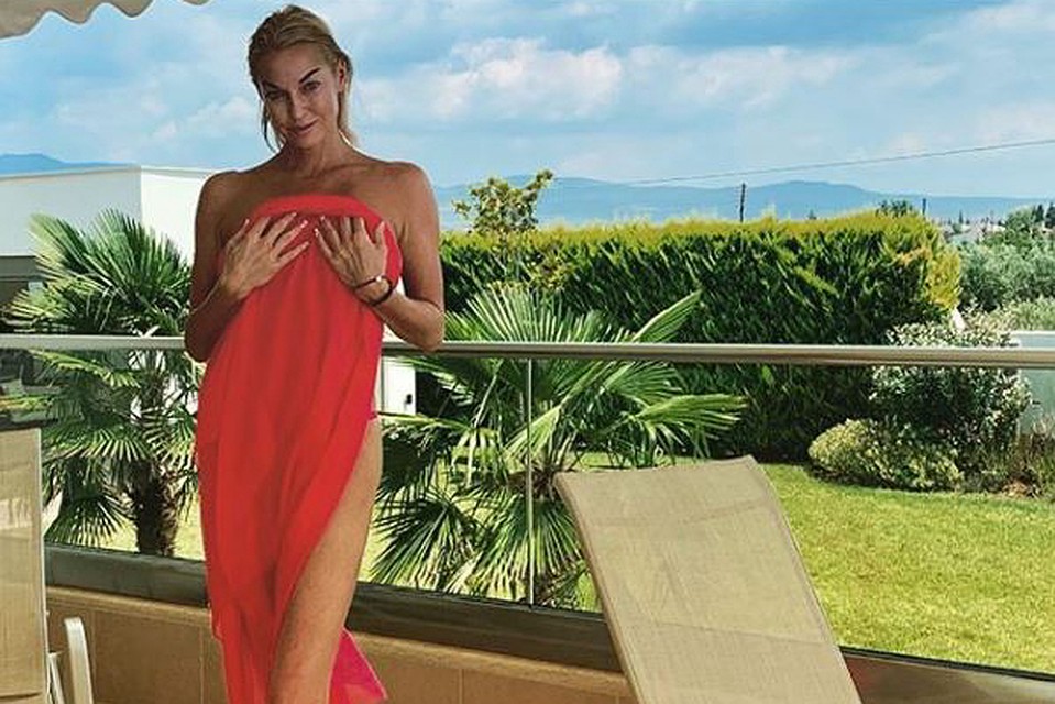 Ради молодого любовника Волочкова раскинулась в экстремальном шпагате на ходу катера