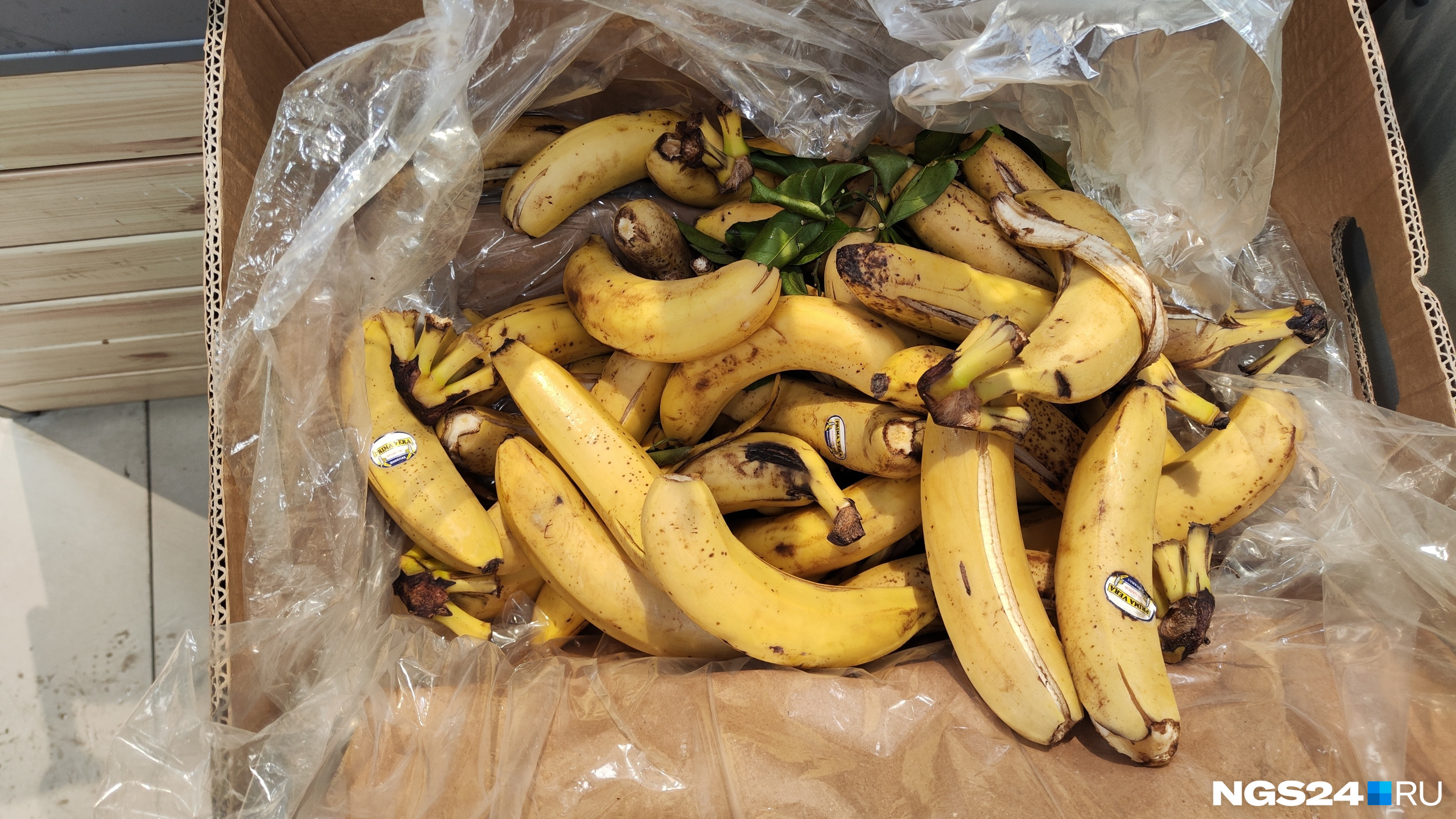 Банан на столе. Самый дорогой банан. Самый дорогой банан в мире. Кусочки банана. Бананы мини.