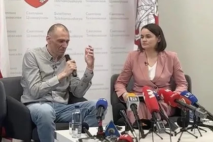 Тихановский заплакал после вопроса о встрече с семьей