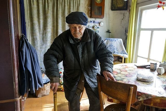 85-летний сельский учитель накопил на дом, но отдал деньги сиротам