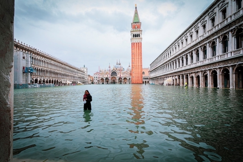Фотограф гуляет по затопленным улицам Венеции, делая снимки трагической красоты города Масси, стала, ходить, чтобы, женщина, итоге, помогали, особо, сильным, настолько, затопление, словам, улицам, возможность, вовсе, иметь, защитить, могли, которые, сапоги