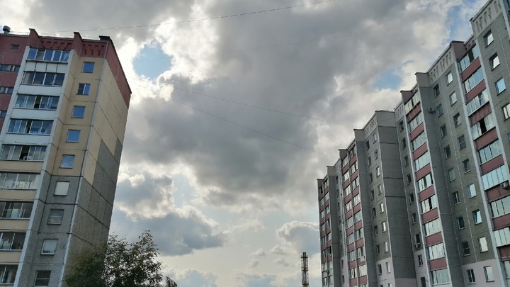 7-летняя девочка из неполной многодетной семьи выпала из окна в Челябинской области