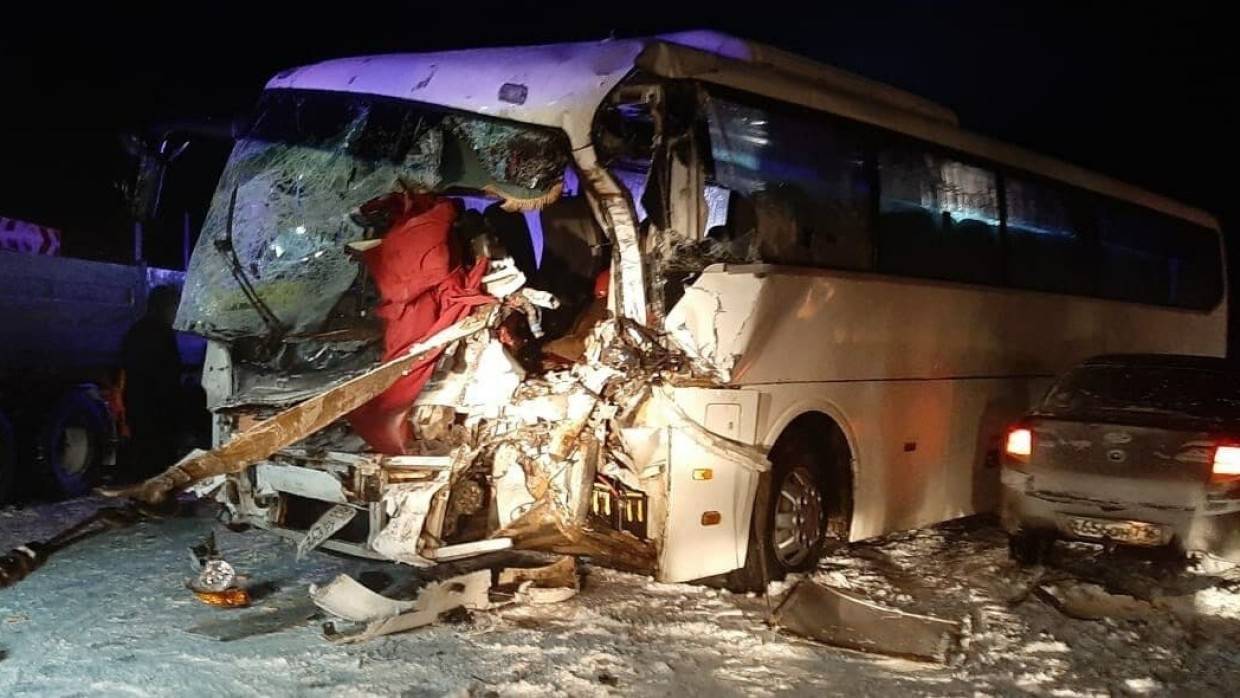 Появилось фото с места смертельной аварии автобуса и грузовика в Татарстане Происшествия