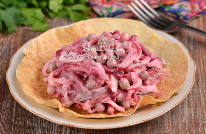 В этих салатах прекрасное сочетание продуктов. Они получаются вкусными, сочными, сытными и отлично подходят для праздничного стола. Один из них у меня всегда есть на праздничном столе.-8