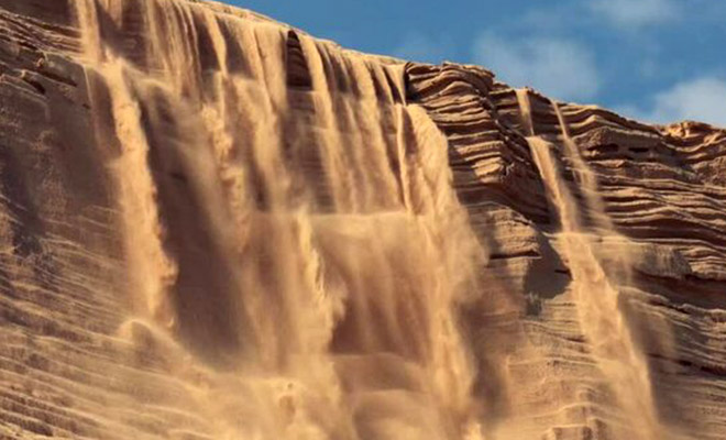 Бедуин снимал пустыню, когда часть песка потекла как вода. Через минуту появился настоящий водопад: видео