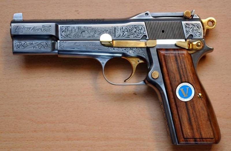 Револьверы и пистолеты: украшенные, памятные и наградные оружие