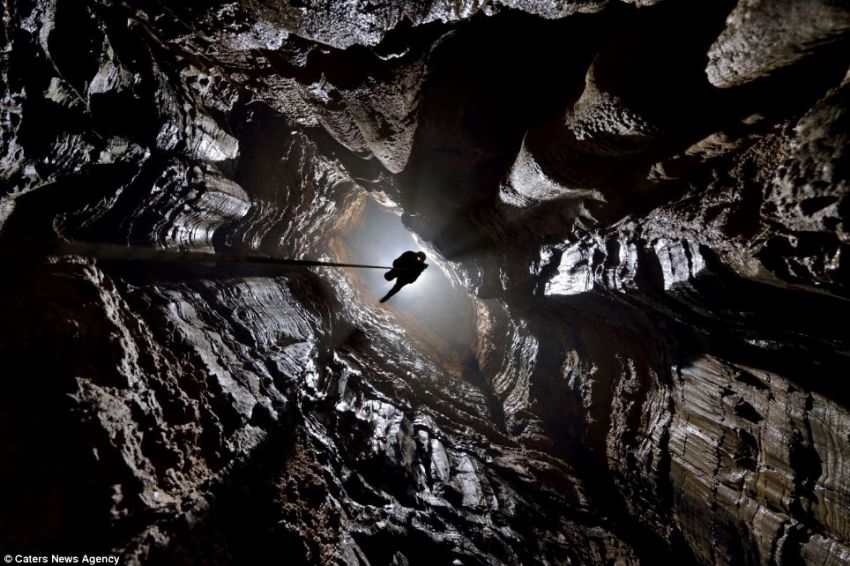 В Китае обнаружили огромную пещеру с собственным климатом и облаками пещера, китай, климат, красота природы