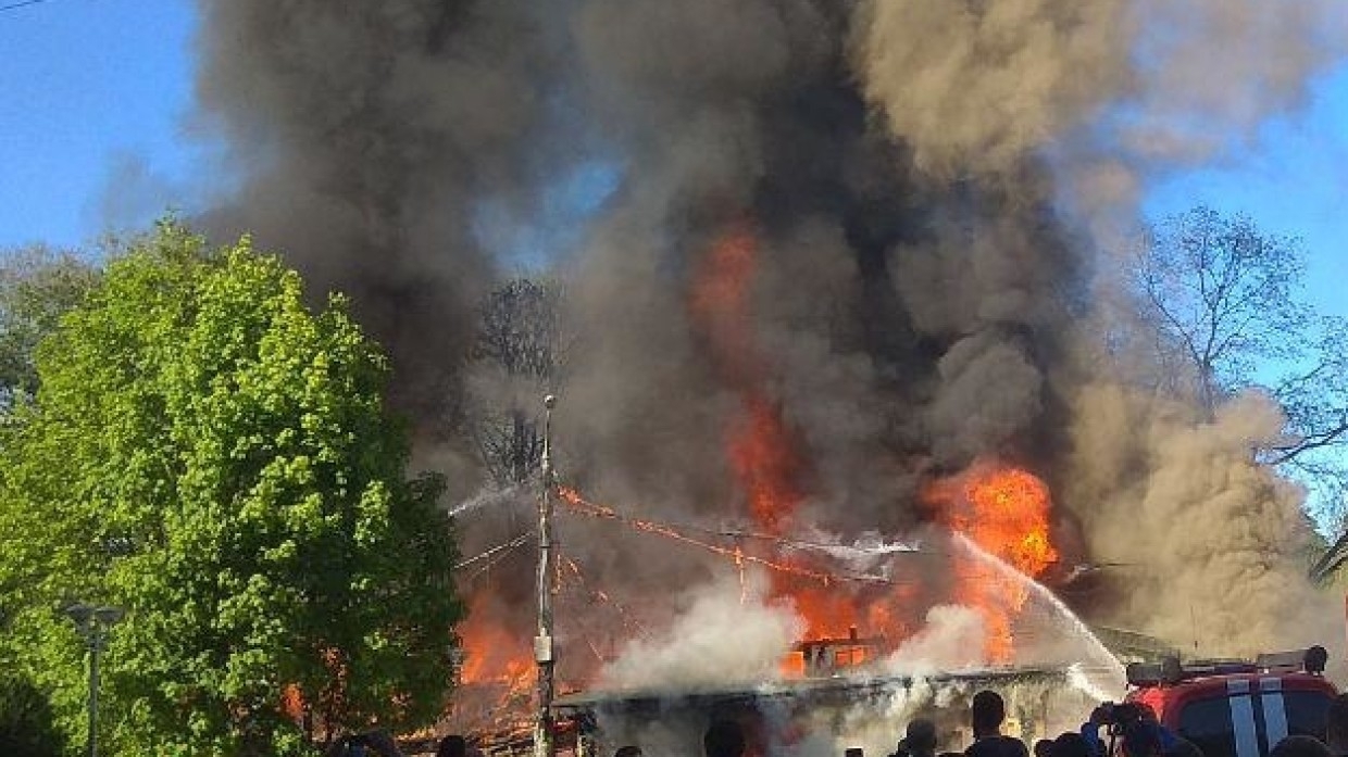 Крупный пожар вспыхнул на складах в Одесской области