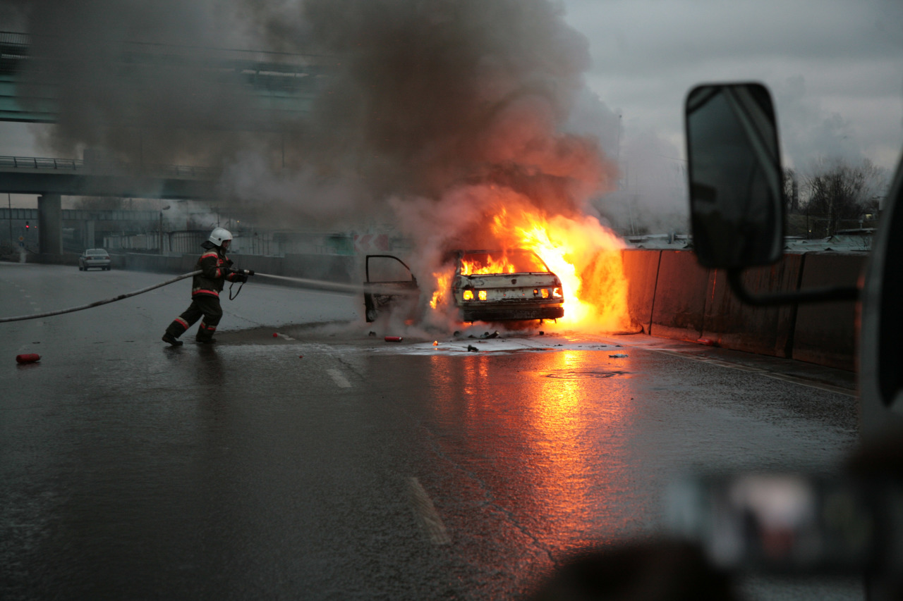 В Архангельске прямо на трассе загорелся автомобиль