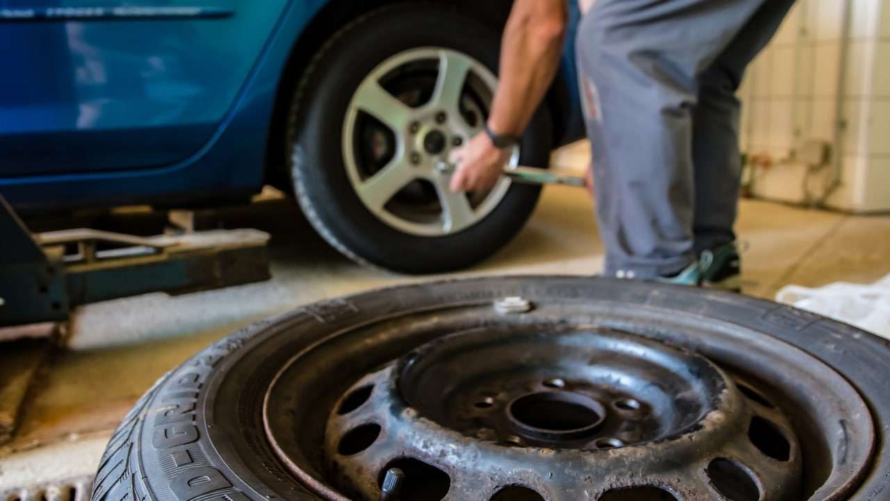 Автоэксперт Кадаков назвал лучшее время для покупки зимних шин