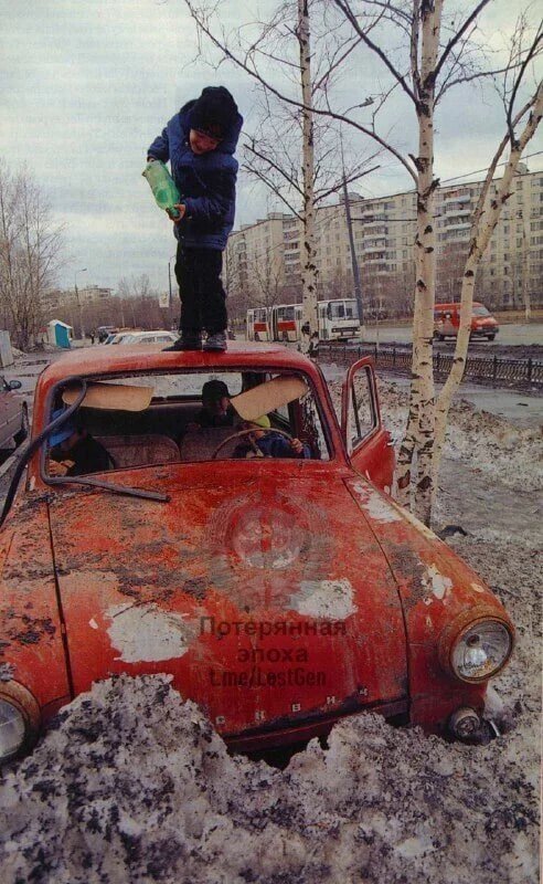 Подборка ретро-фотографий из 90-х Россия, 1990е, Москва, Москве, 1990х, денег, Очередь, деньги, рынке, прохожему», «случайному, выпадал, подставного, предлагали, больше, Акция, мелочей, подставному, билет, точно