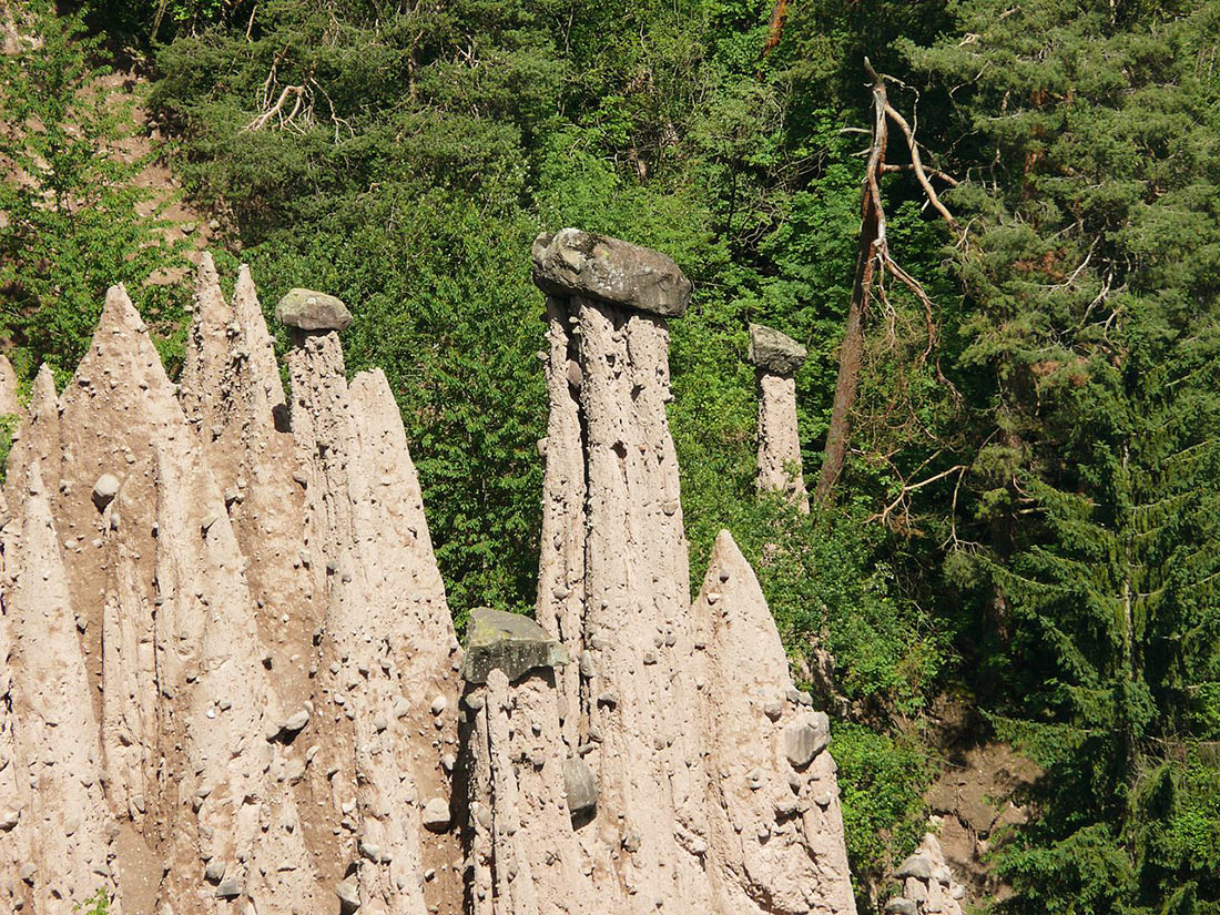 Земляные столбы Ренона: природное чудо Доломитовых Альп Земляные столбы Ренона: природное чудо Доломитовых Альп авиатур