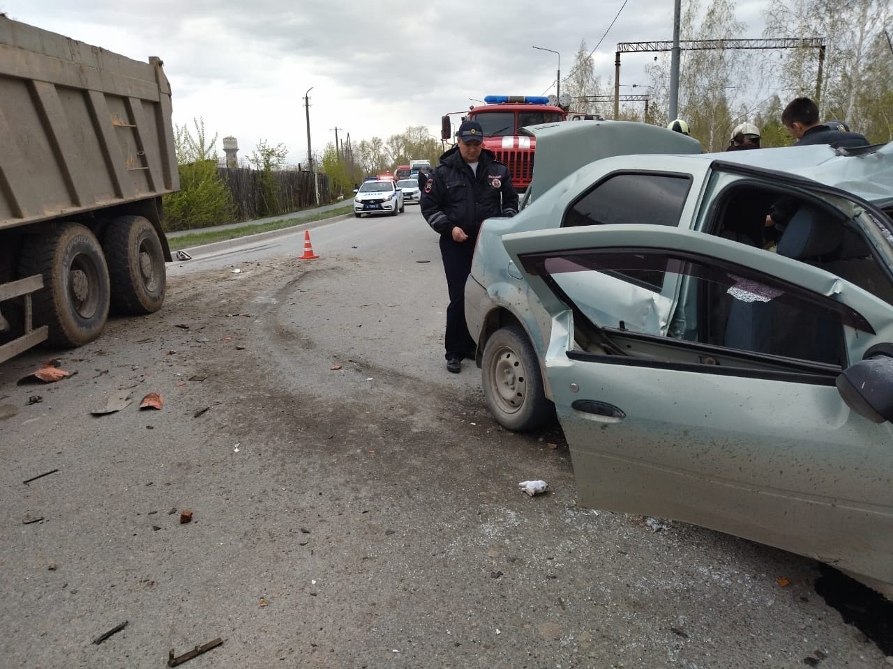 Двое погибли, трое пострадали: легковушка влетела в КамАЗ в Свердловской области