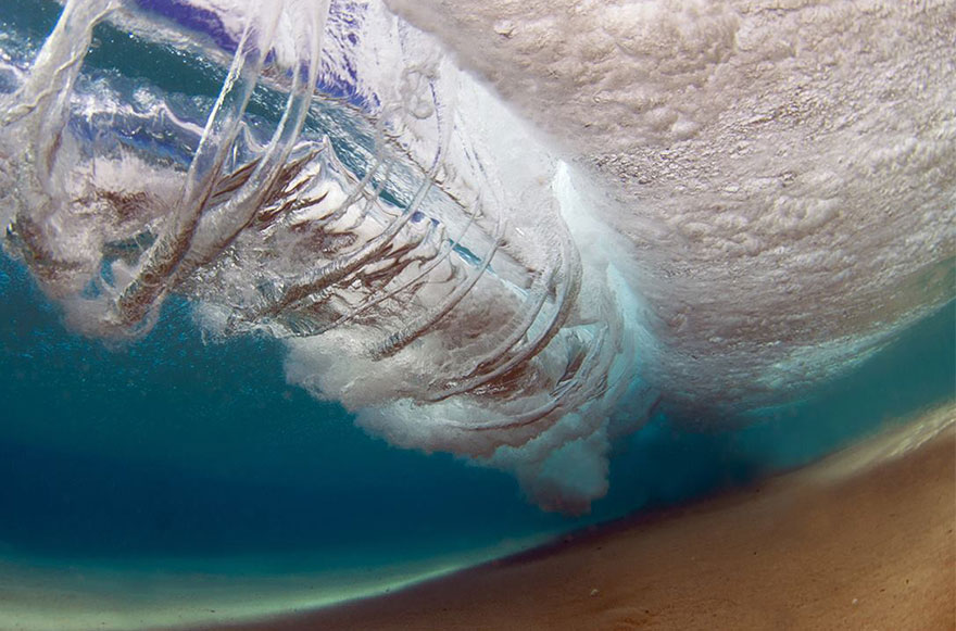 Как выглядят волны изнутри: 
потрясающе красивые 
фотографии морской стихии