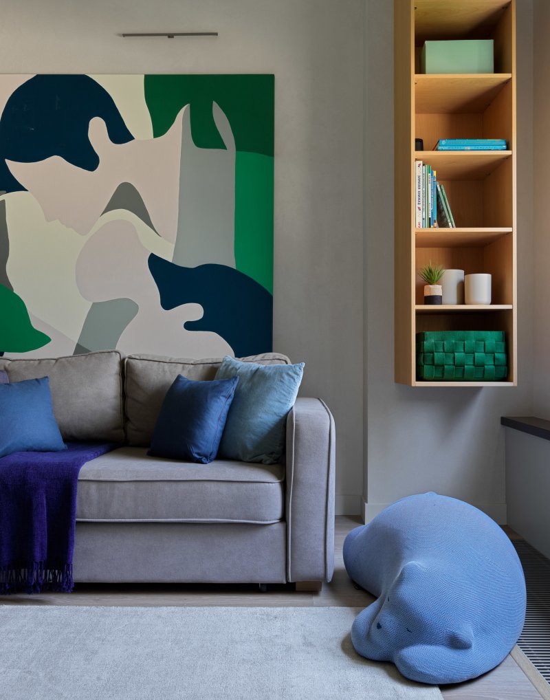 30 крутых примеров расположения картин за диванами 