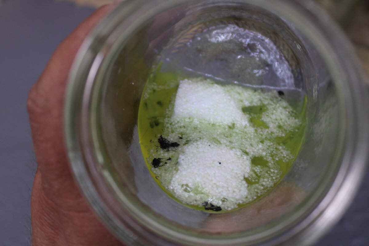 Как заделать огромную дыру в шифере или трещину за несколько минут и не тратить деньги на клей и прочее Как заделать огромную дыру в шифере или трещину за несколько минут и не тратить деньги на клей и прочее ремонт и строительство,сделай сам