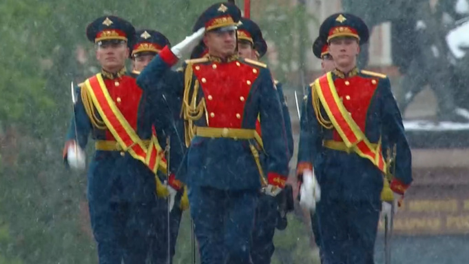 Во время парада Победы на Красной площади в Москве пошел снег