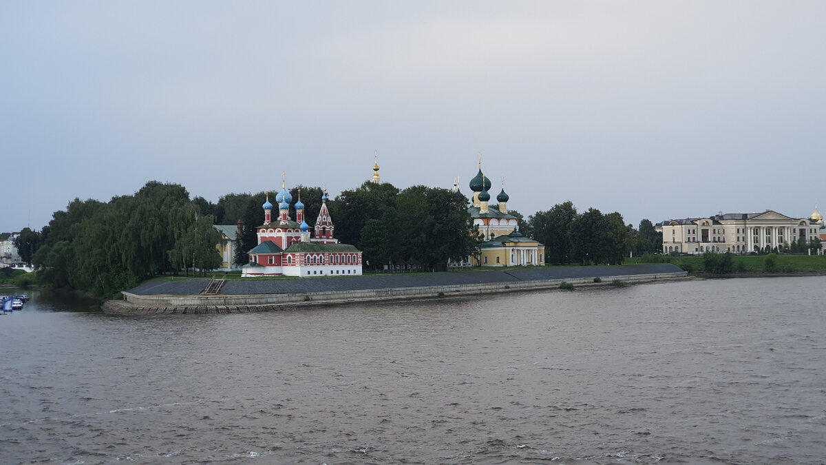 Экскурсовод в Угличе просила нас накопить денег и вернуться вновь на следующий год. Почему? круизы,отдых,попутчики,путешествия,туризм