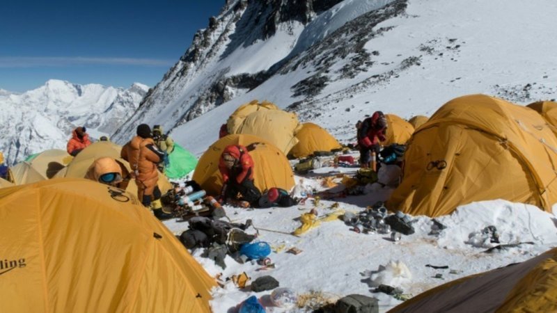 Палатки, альпинистское снаряжение, пустые газовые канистры и даже человеческие экскременты засоряют проторенный маршрут к вершине пика высотой 8848 метров альпинист, вершина, гималаи, загрязнение, мир, мусор, свалка, эверест