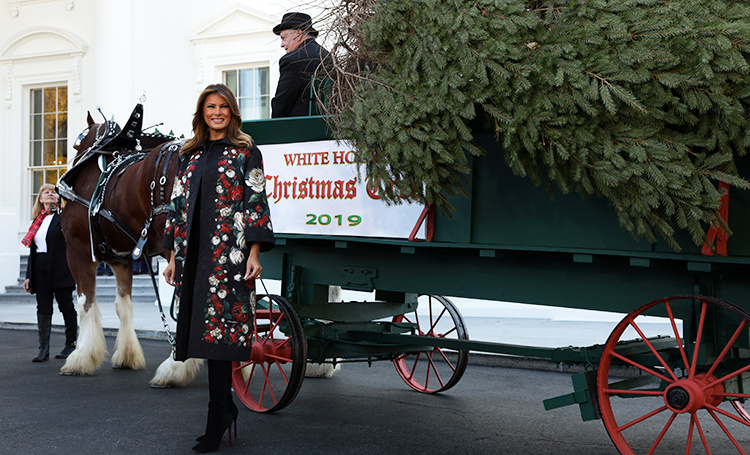 В пальто Dolce & Gabbana и на высоких шпильках: Мелания Трамп начала украшать Белый дом к Рождеству Звезды,Новости о звездах