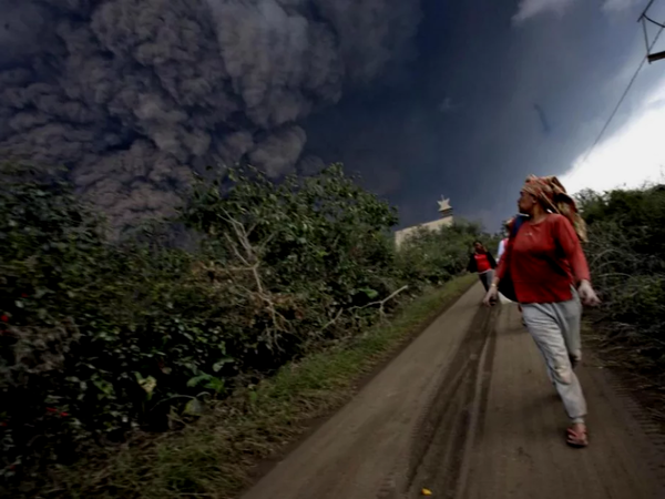 Люди бегут от извержения вулкана