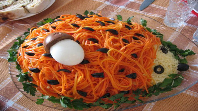 Праздничный салат с морковью по-корейски «Ежик»