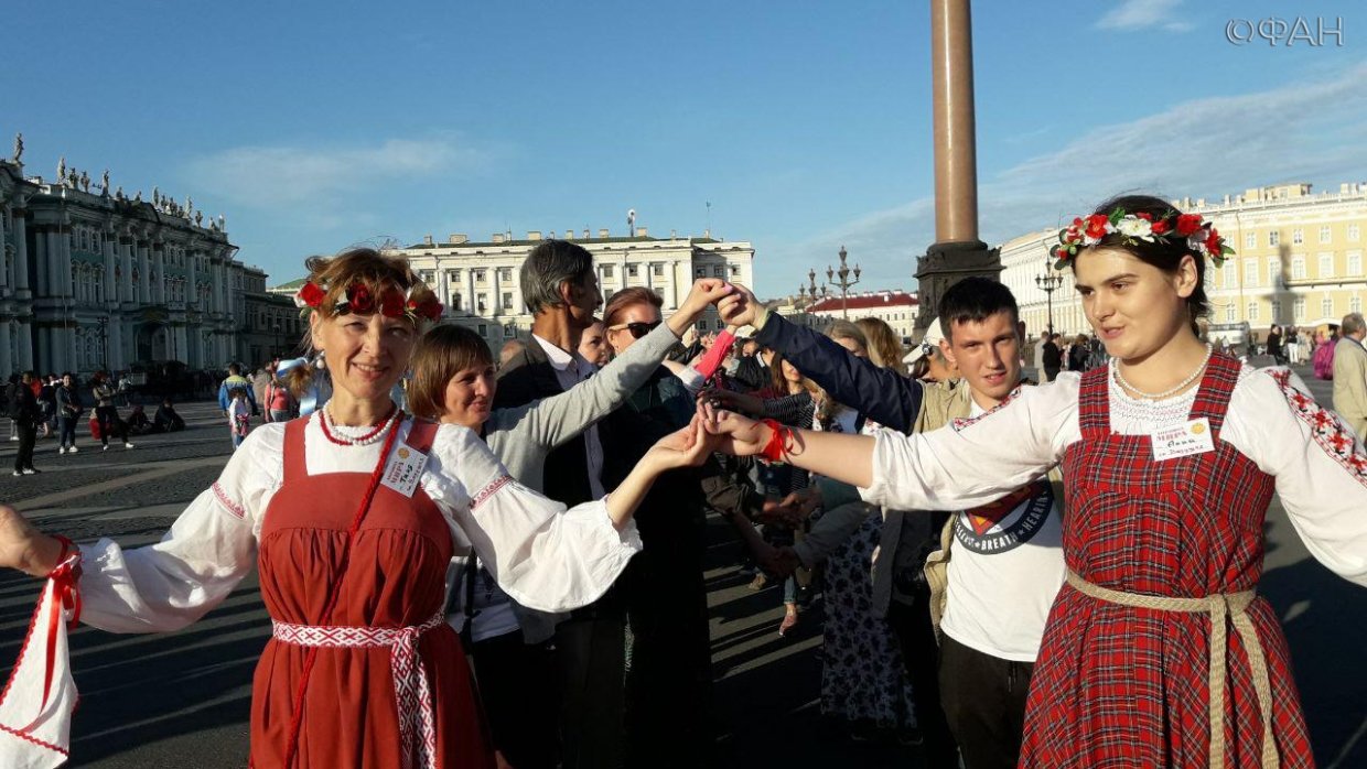 Туристический сбор в санкт петербурге 2024 году. Хоровод на Дворцовой площади. День хороводов на Дворцовой.