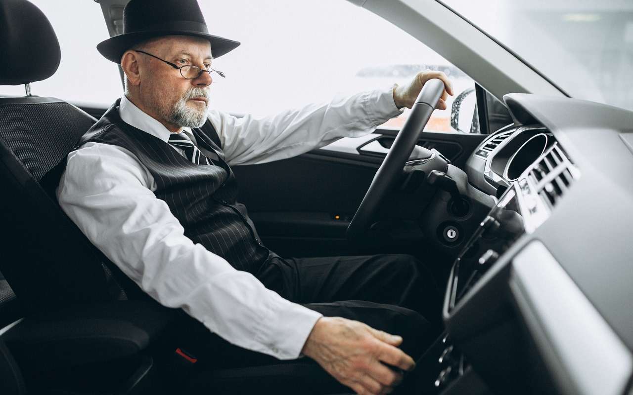 Водителям в возрасте 70+ хотят запретить водить машину — эксперт против