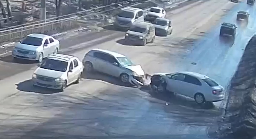 ДТП с двумя иномарками на проезде Шабулина Рязани попало на видео