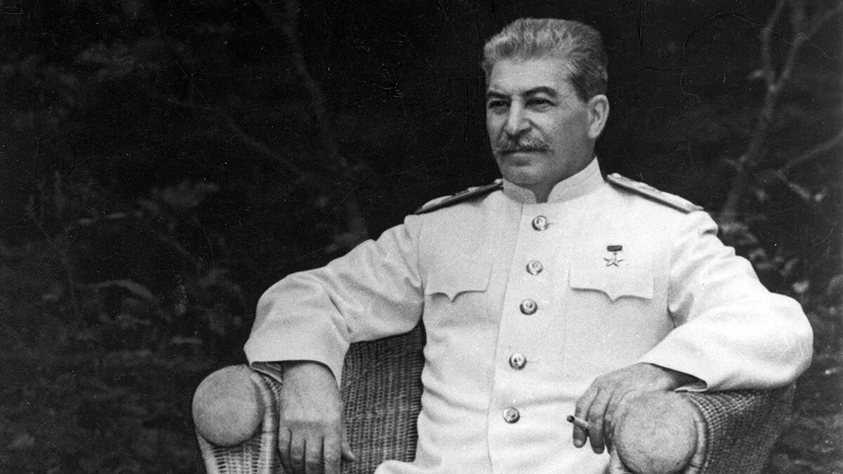 Иосиф Виссарионович Сталин, один из самых противоречивых и влиятельных лидеров ХХ века, оставил неизгладимый след в истории Советского Союза и всего мира.-2