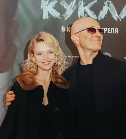 48-летний Егор Бероев впервые вышел на красную дорожку с 21-летней женой ПанкратоваАнна, Панкратова, Бероев, БероевАнна, женой, Егора, Бероева, расставания, этого, начале, АлфёроваВ, Ксения, мужЕгор, Москве, инициатором, женился, отметила, также, хронологией, поспорила