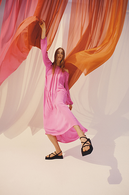 Съемка Эллен фон Унверт и бальные танцы: смотрим новые лукбуки обувных брендов Лукбук