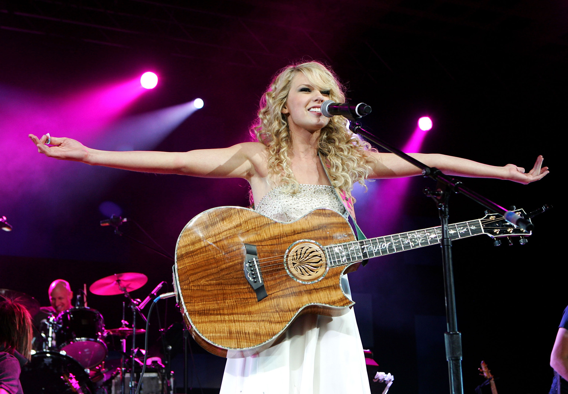 Тейлор Свифт выступает на сцене во время 42-й ежегодной церемонии вручения премии Academy Of Country Music Awards All-Star Jam в 2007 году